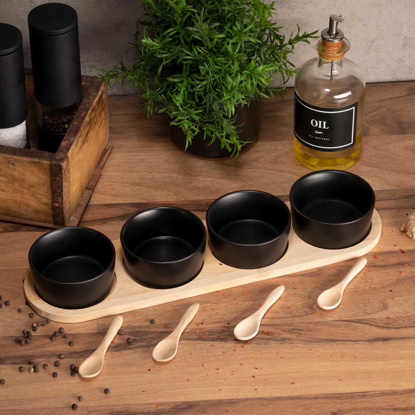 Moritz & Moritz 4x Schwarze Dipschalen Set mit Brett Holz - Dip Schälchen für Snacks - Snack Schalen Set Keramik - Dip Schalen Set - Kleine Schüsseln als Saucenschälchen, Snackschalen, Dessertschalen
