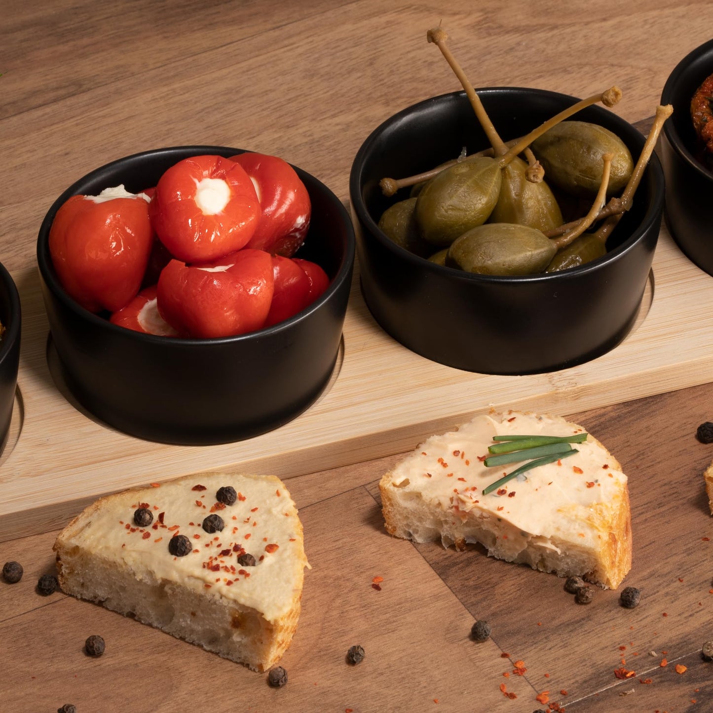 Moritz & Moritz 4x Schwarze Dipschalen Set mit Brett Holz - Dip Schälchen für Snacks - Snack Schalen Set Keramik - Dip Schalen Set - Kleine Schüsseln als Saucenschälchen, Snackschalen, Dessertschalen