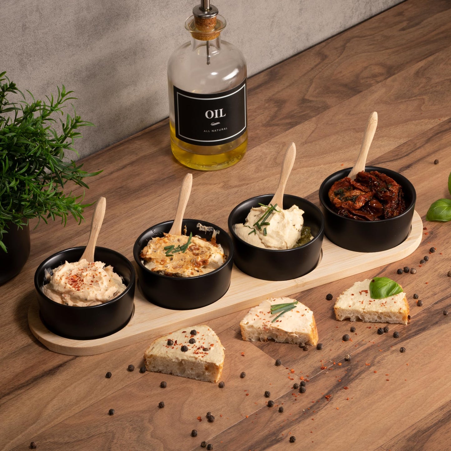 Moritz & Moritz 4x Schwarze Dipschalen Set mit Brett Holz - Dip Schälchen für Snacks - Snack Schalen Set Keramik - Dip Schalen Set - Kleine Schüsseln als Saucenschälchen, Snackschalen, Dessertschalen