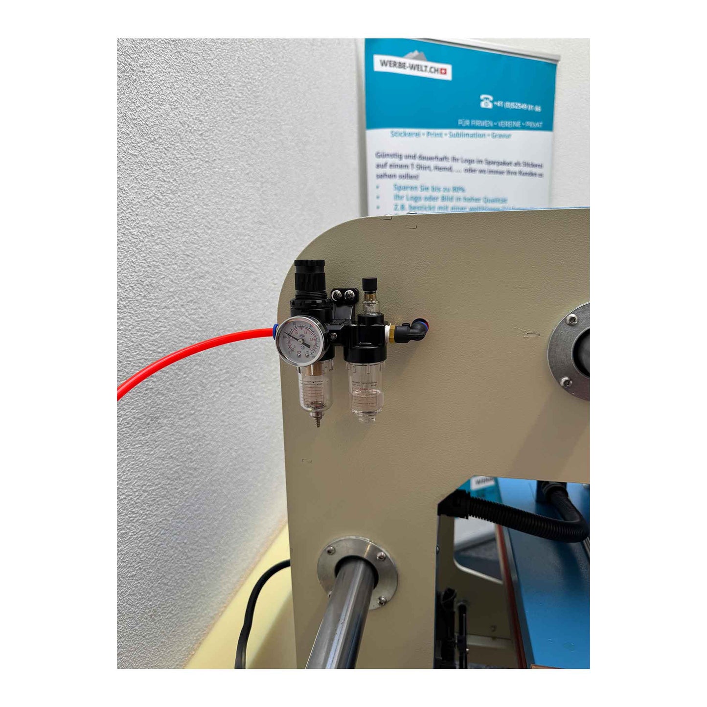 Die Doppelte Transferpresse mit Luftdruck ist die ideale Lösung für professionelle Textildrucke. Dank der zwei Heizplatten können Sie effizienter arbeiten und die Produktionszeit erheblich verkürzen. Die integrierte Luftdrucktechnologie sorgt für gleichmäßigen Druck auf die gesamte Fläche, was ein präzises und qualitativ hochwertiges Druckergebnis garantiert.

Die Presse ist besonders geeignet für DTF-, Sublimations- und Flexdruck-Anwendungen. Mit einstellbarer Temperatur- und Zeitsteuerung sowie robustem D