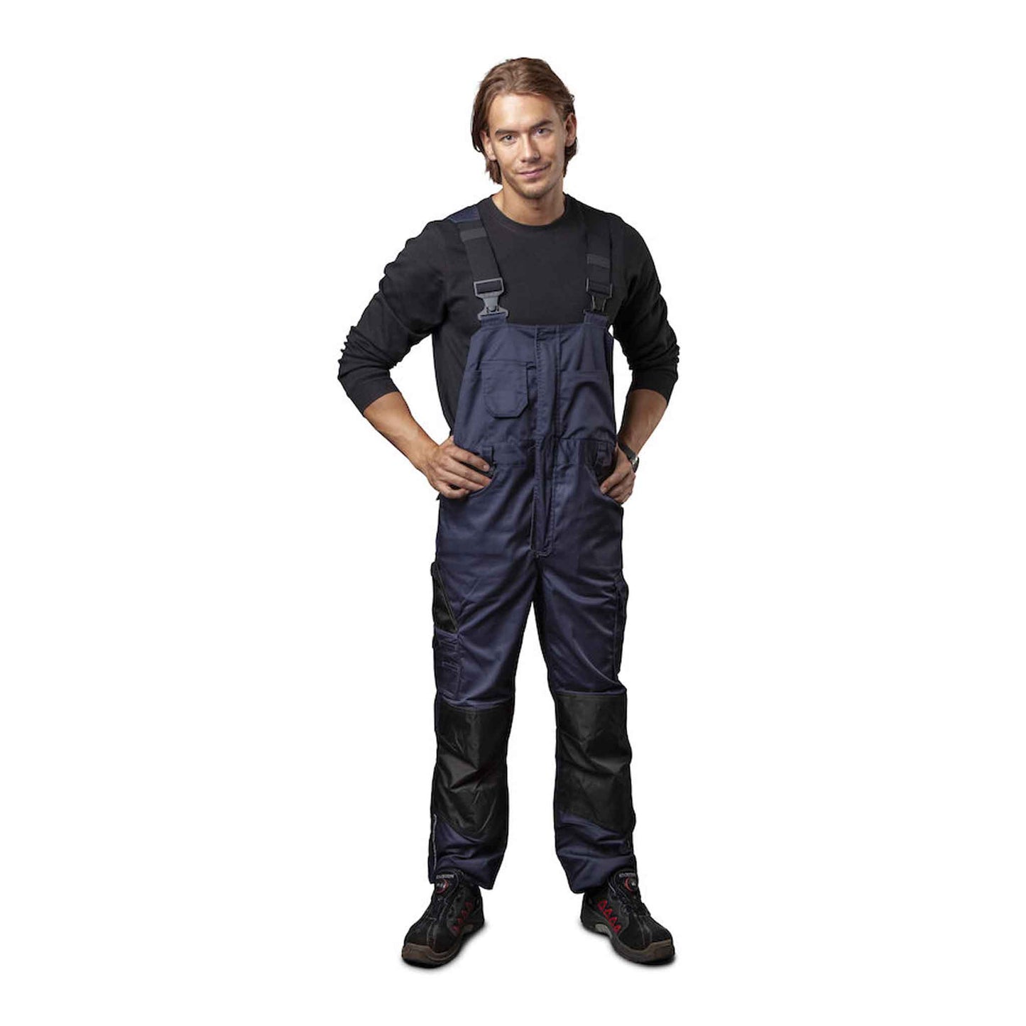Model-Latzhose-Modern-geschnittene-Latzhose-mit-Kontrastelementen