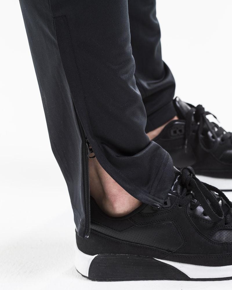 Elastische Trainingshose aus funktionellem Material - wirbe-welt.shop